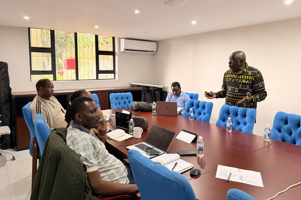 Dr. Jesse Lutabingwa leads a grant-writing workshop at UNIZULU. Photo submitted